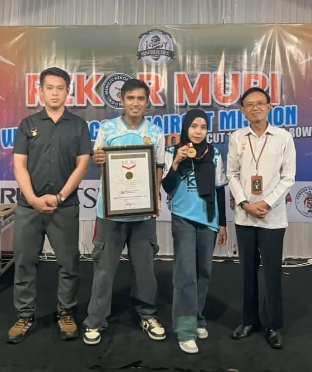 Pangkas Rambut Nonstop Terlama, Muhammad Andi Pecahkan Rekor MURI