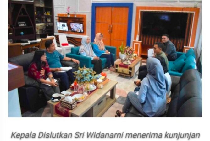 Dislutkan Kalteng Terima Audiensi OJK Bahas Pengembangan Shrimp Estate dan Keuangan Inklusif  Palangka Raya–crosscheck.id Dinas Kelautan dan Perikanan (Dislutkan) Provinsi Kalimantan Tengah menerima audiensi dari Otoritas Jasa Keuangan (OJK) pada Jumat (23/01/2026).   Audiensi yang dilaksanakan di ruang kerja Kepala Dislutkan ini dilaksanakan dalam rangka mendukung agenda pembangunan nasional, khususnya Asta Cita ke-2 tentang penguatan ekonomi biru dan Asta Cita ke-6 terkait pemerataan ekonomi.  Melalui audiensi tersebut, OJK menyampaikan rencana implementasi Pengembangan Ekonomi Daerah (PED) dan Program Ekosistem Keuangan Inklusif (EKI) yang terintegrasi, guna memperluas akses dan pemanfaatan layanan keuangan serta mendorong kemandirian ekonomi masyarakat, khususnya di sektor kelautan dan perikanan.  Kepala OJK Primandanu Febriyan Aziz menyampaikan bahwa sektor kelautan dan perikanan memiliki potensi besar untuk mendorong pertumbuhan ekonomi daerah yang inklusif.  “Melalui implementasi Pengembangan Ekonomi Daerah dan penguatan Ekosistem Keuangan Inklusif, OJK berupaya memperluas akses layanan keuangan dan mendukung pengembangan kawasan shrimp estate yang terintegrasi, sehingga dapat mendorong pertumbuhan ekonomi yang berkelanjutan dan merata,” jelasnya.  Sementara itu, Kepala Dislutkan Prov. Kalteng Sri Widanarni menyampaikan bahwa pengembangan sektor kelautan dan perikanan di wilayah pesisir merupakan salah satu program strategis Gubernur Kalteng Agustiar Sabran. Untuk itu, kolaborasi dengan OJK menjadi langkah strategis dalam memperkuat pembangunan sektor kelautan dan perikanan di daerah.  “Pengembangan sektor kelautan dan perikanan tidak bisa berjalan sendiri. Diperlukan sinergi dengan lembaga jasa keuangan agar pelaku usaha, nelayan, dan pembudidaya memiliki akses pembiayaan yang lebih luas dan berkelanjutan,” ujarnya.  Salah satu fokus utama pembahasan adalah pengembangan kawasan shrimp estate yang disinergikan dengan Program Kampung Nelayan Merah Putih (KNMP). Program ini diharapkan mampu meningkatkan kesejahteraan masyarakat nelayan dan pembudidaya, sekaligus memperkuat ekosistem pembiayaan sektor kelautan dan perikanan.  Lebih lanjut, Kepala Dislutkan menambahkan bahwa Kalimantan Tengah memiliki komoditas unggulan yang berorientasi ekspor, salah satunya udang vaname, yang perlu didukung melalui penguatan rantai nilai dan pembiayaan.  “Kami berharap kolaborasi ini dapat mendorong pengembangan udang vaname sebagai komoditas unggulan daerah sekaligus meningkatkan kesejahteraan masyarakat pesisir,” tambahnya.  Melalui audiensi ini, Dislutkan Provinsi Kalimantan Tengah dan OJK sepakat untuk terus memperkuat koordinasi dan sinergi program guna mendukung pembangunan sektor kelautan dan perikanan yang inklusif, berdaya saing, dan berkelanjutan. (Red)