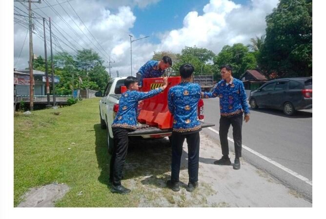 Pastikan Keamanan Pengguna Jalan, Dishub Bersama BPTD Pasang Water Barrier di Lokasi Rawan Laka Palangka Raya