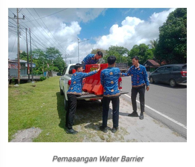Pastikan Keamanan Pengguna Jalan, Dishub Bersama BPTD Pasang Water Barrier di Lokasi Rawan Laka Palangka Raya